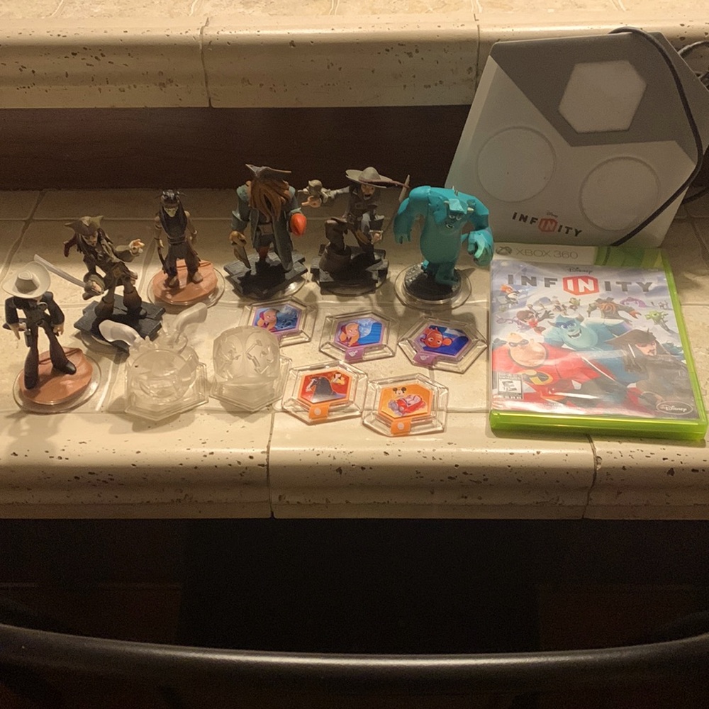 Disney Infinity xbox 360 bundle game, figures, disc